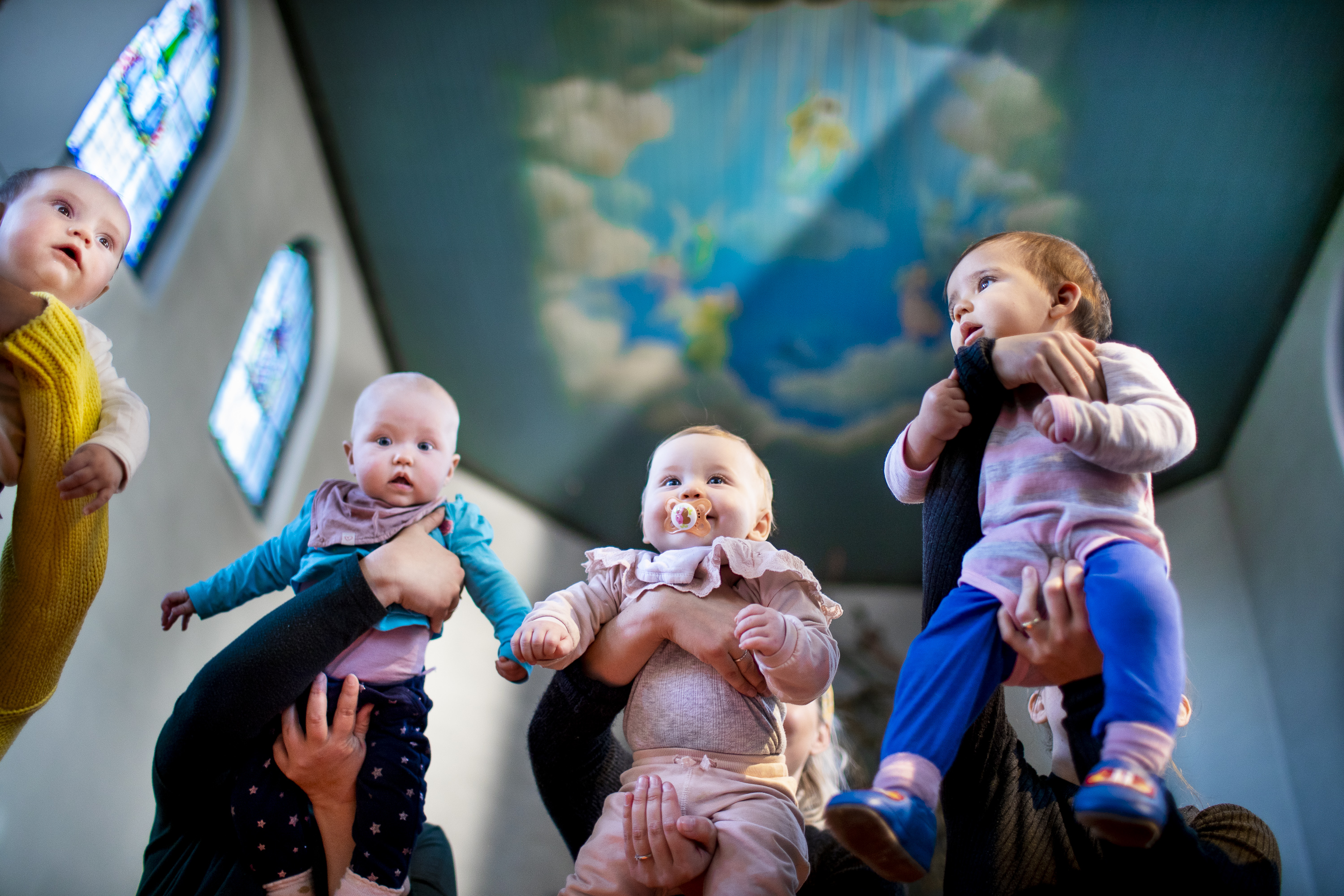 Foto av tre babyar som er på babysong. Foto: Bo Mathisen